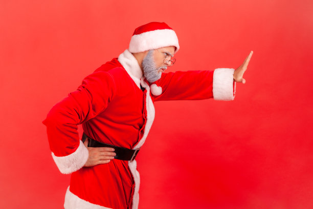 老人的肖像，灰白的胡子，穿着圣诞老人的服装，伸出双手，警告的表情和否定的手势。图片下载