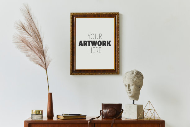 艺术家工作区的时尚组成与设计复古柚木马桶，模拟海报框架，书，装饰和绘画配件。模板。图片下载