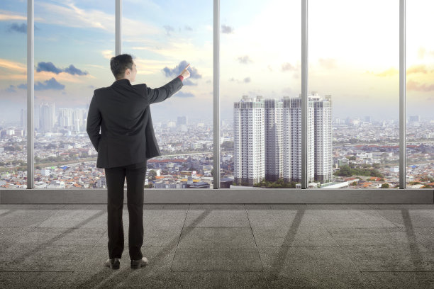 亚洲商人的后视镜，指着窗外图片下载