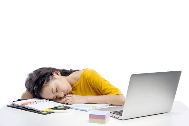 亚洲小女孩带着笔记本电脑在网上课堂上睡着了图片下载