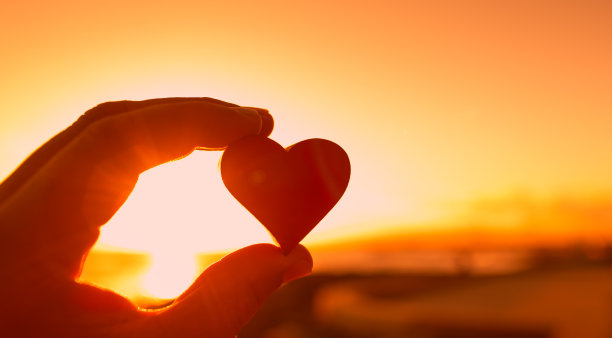 牵手心迎美丽夕阳。图片下载