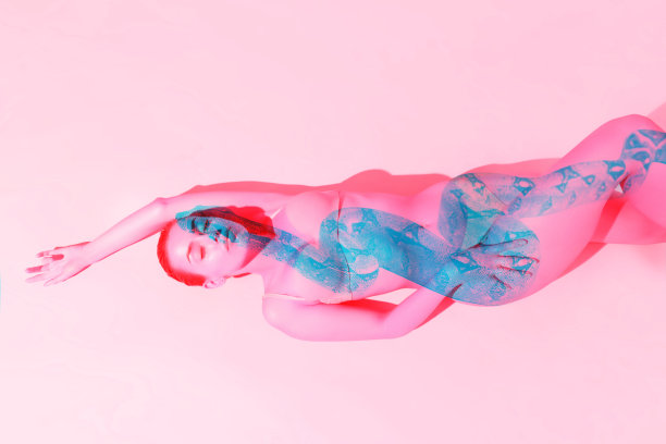 艺术品与可爱的苗条的女人和蛇的剪影孤立在粉红色的背景与故障的效果。美的概念，时尚，渴望。多样性。艺术拼贴图片下载