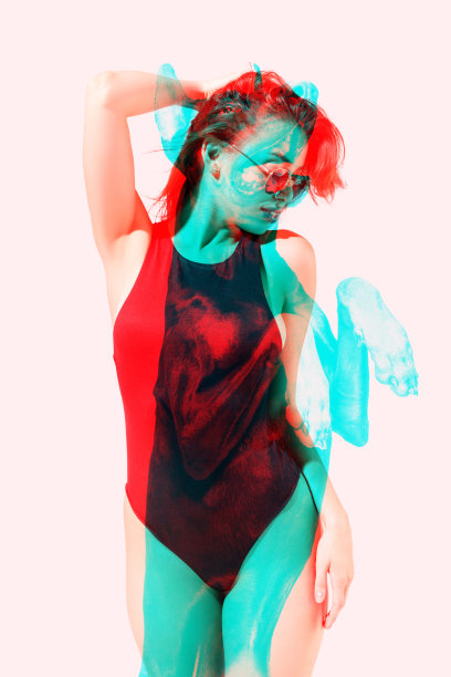 漂亮的年轻女人和狗的剪影孤立在粉红色的背景与故障的效果。美的概念，时尚，渴望。多样性。艺术拼贴图片下载