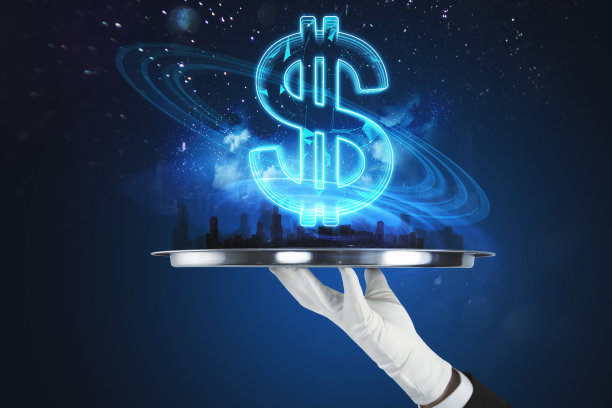 靠近的手握抽象托盘与创造性发光多边形美元城市全息图模糊的蓝色背景。加密货币，网上银行，价格和交易概念。图片下载
