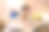 一名年轻女子在一家亚洲餐厅看菜单图片下载