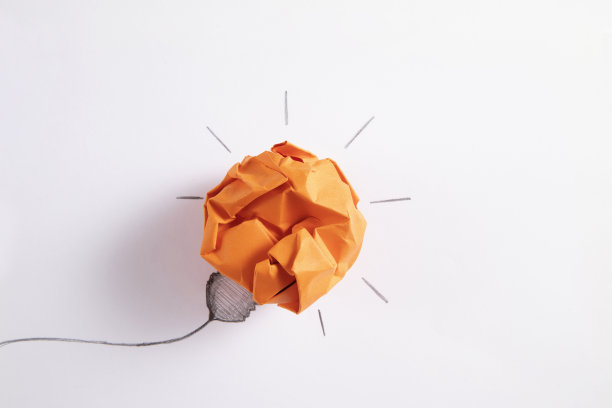 新概念与橙色纸皱球图片下载