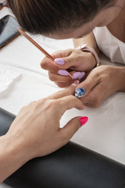 一位女士正在美甲师的美甲沙龙里做指甲图片下载