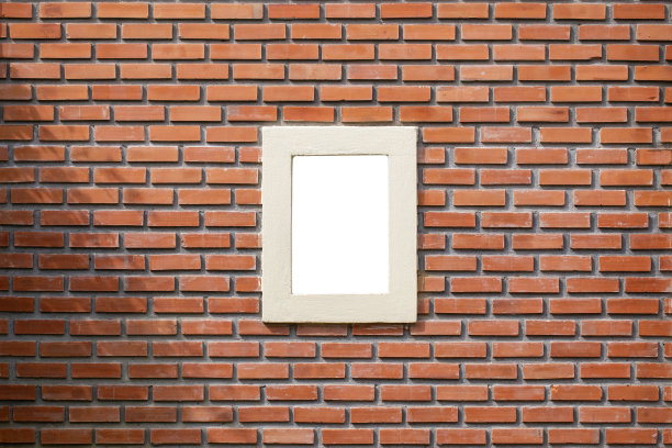 砖墙上的白色框架图片下载