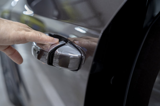 手拉汽车的门把手图片下载