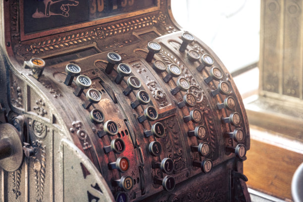 古董青铜收银机收银台在商店图片下载