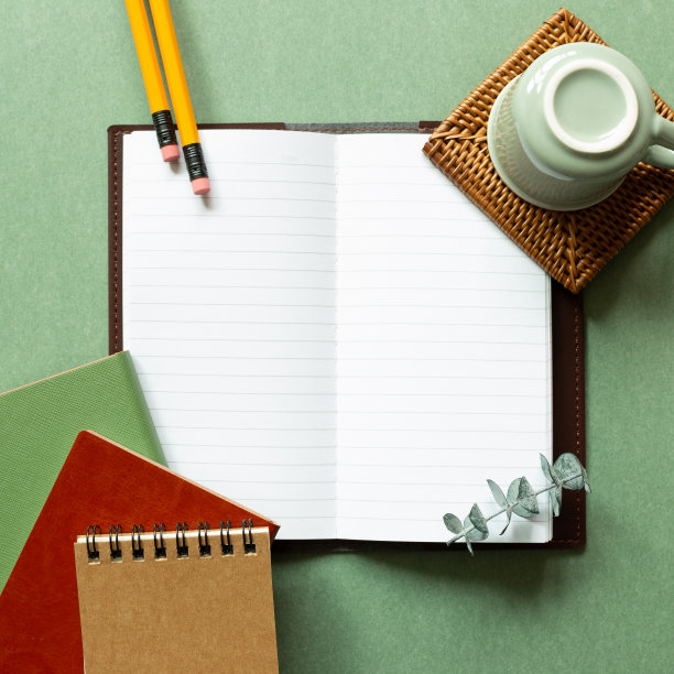 打开笔记本，咖啡杯，绿色背景上的铅笔。俯视图，复制空间。工作空间,研究概念图片下载