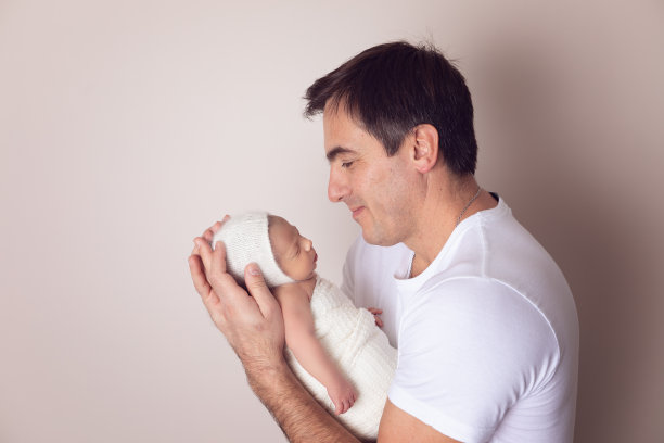 父亲和新生儿的肖像图片下载