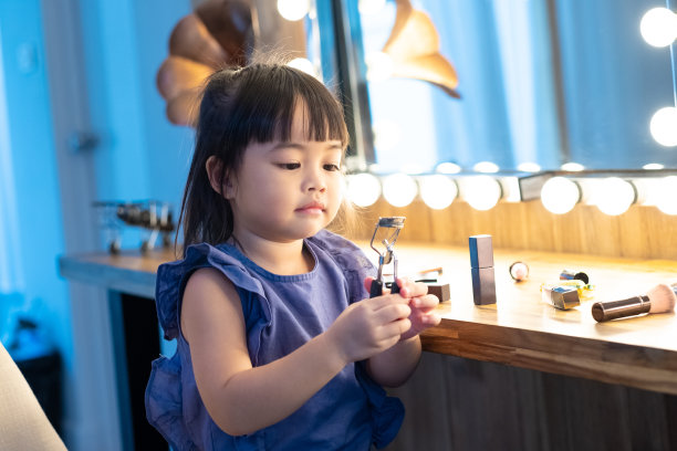 可爱快乐的亚洲小女孩在化妆间的镜子前化妆图片下载