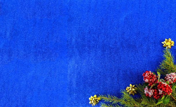 圣诞节和新年平面上有复制空间，蓝色背景上有新年玩具图片下载