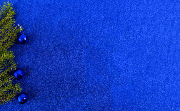 圣诞节和新年平面上有复制空间，蓝色背景上有新年玩具图片下载