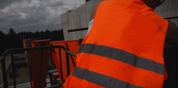 建筑工地的工人在液压平台上，图片下载