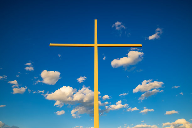 基督的十字架衬着云和天空图片下载