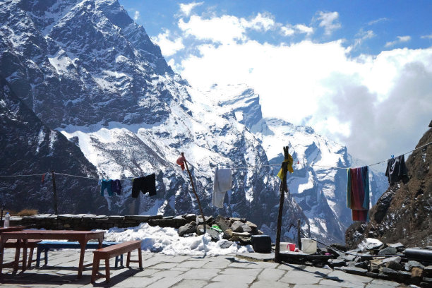 当地的尼泊尔村庄与雪山的观点，安娜普纳喜马拉雅山脉-尼泊尔图片下载