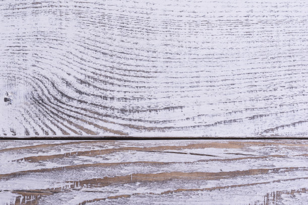 背景是两块带有纹理和结的白色木板。图片下载