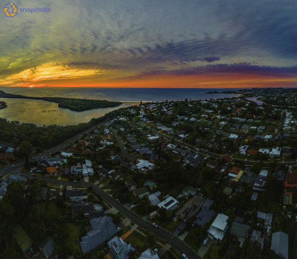Wamberal郊区无人机在日出时看着大海图片下载