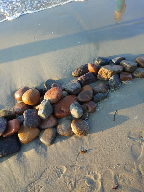 沙子上的小石头。图片下载