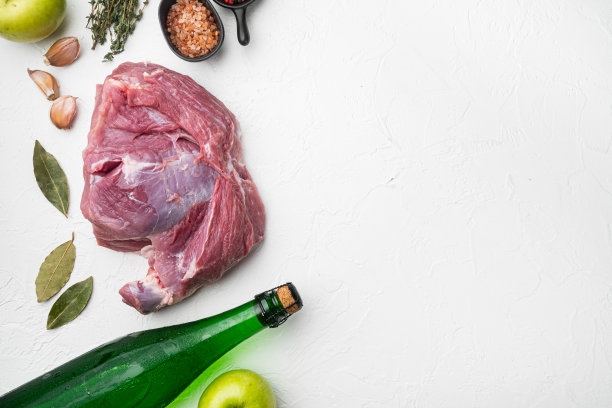 烤猪里脊的配料，配苹果干苹果酒，放在白石桌背景上，俯视图平铺，有文本复制空间图片下载