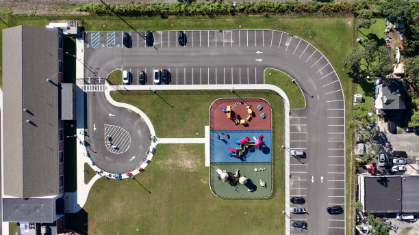 从学校操场上俯视图片下载