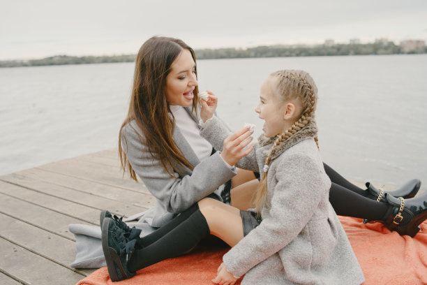 秋天公园里可爱时尚的一家人图片下载