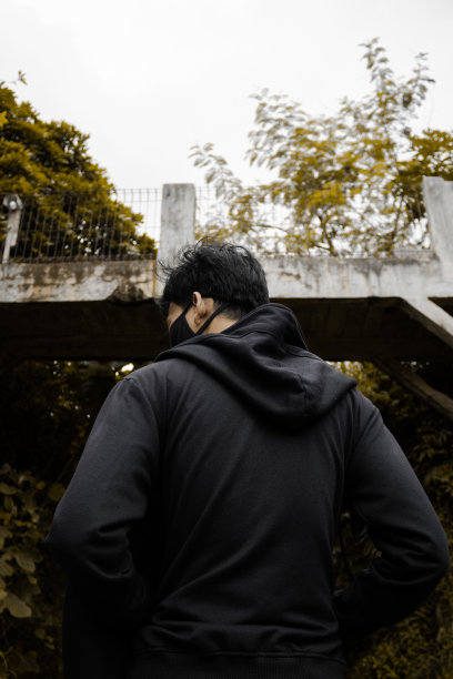 一个男人走着,低着角度回头看