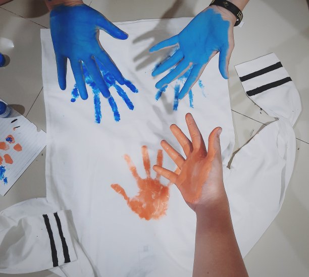 在t恤上做手势图片下载