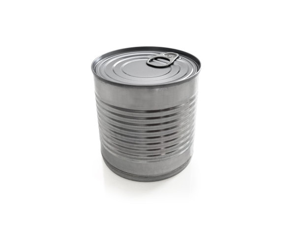 正面的金属圆形锡罐与环隔离在白色背景。关闭一个未打开的食品罐头与拉标签孤立。图片下载