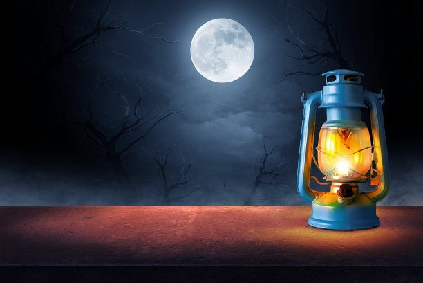 蓝色的灯笼在月光下发光在幽灵的夜晚-万圣节的背景。图片下载