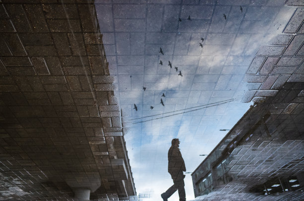 雨天在潮湿的城市人行道上模糊的倒影图片下载