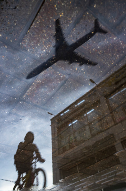 雨天在潮湿的城市人行道上模糊的倒影图片下载