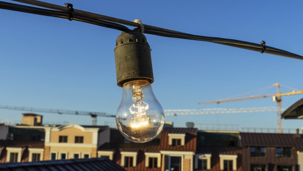 在模糊的城市中心背景下街上的灯泡的特写。空间的文本。创新的概念。图片下载