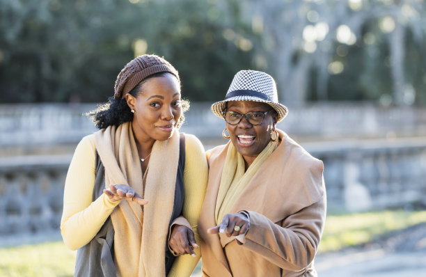 非裔美国妇女和女儿在公园图片下载
