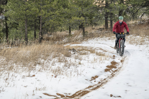 高级自行车手骑着肥胖的山地车图片下载