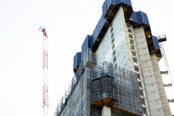 建筑摩天大楼，白色背景与复制空间图片下载