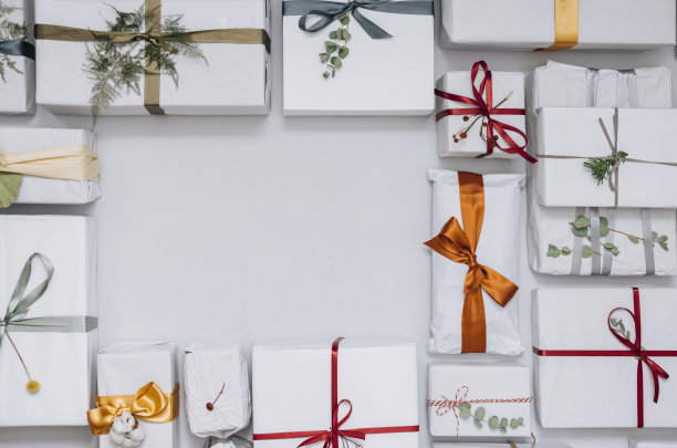 圣诞主题:在白色桌子上的圣诞礼物的顶部视图图片下载