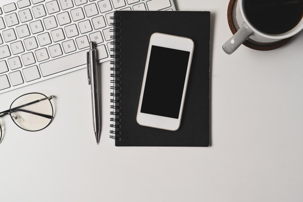 俯视图模拟智能手机，眼镜和咖啡杯在白色图片下载