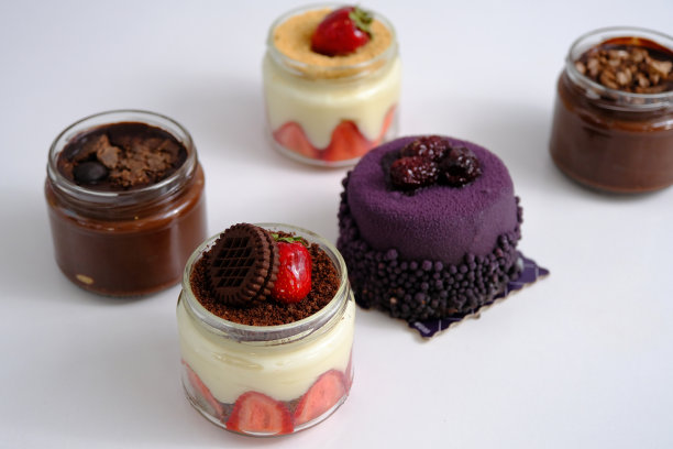 糖果和蛋糕在白色的背景图片下载