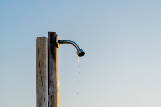 沙滩上有水滴的水龙头图片下载