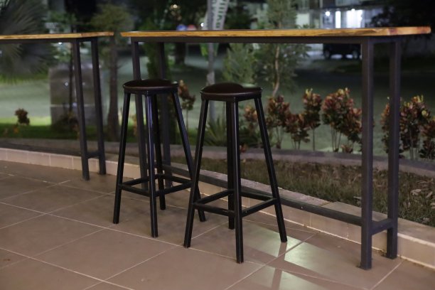 舒适的咖啡馆里的桌椅图片下载