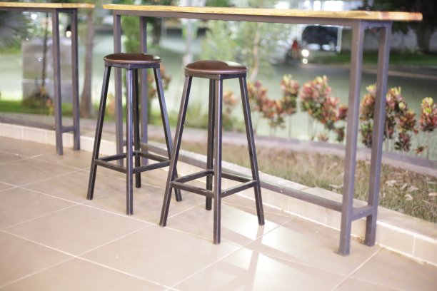 咖啡馆里的椅子和桌子图片下载