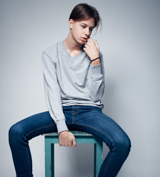 生活方式，时尚和人的概念-肖像严肃少年，休闲装图片下载