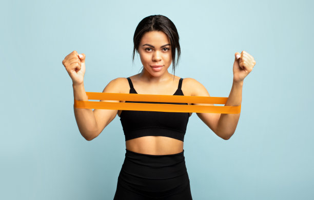 力量和动力。非裔美国女运动员做手操，用抵抗带锻炼图片下载