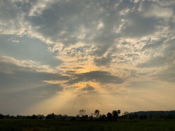 晚上有云有雾。图片下载