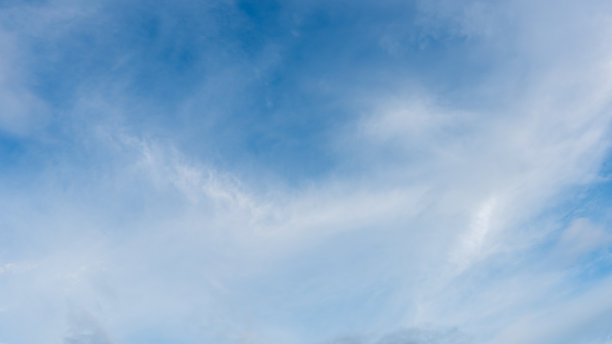 全景在白天的背景蓝色的天空和白云图片下载