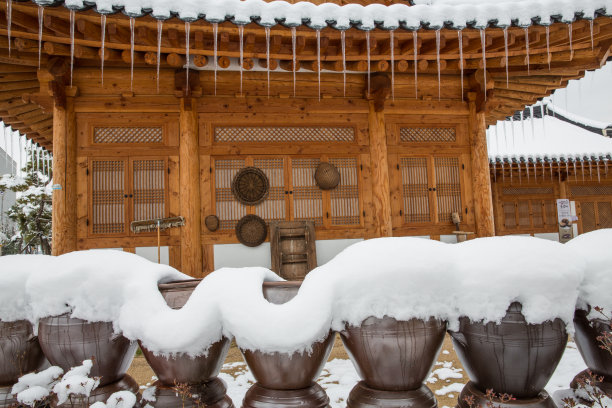 高昌郡莫城城入口处的传统韩屋和长柱台图片下载