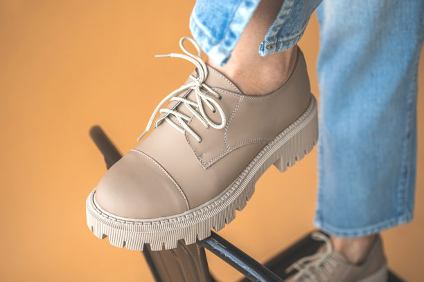 时尚休闲鞋，现代运动鞋与白色鞋带的特写。时尚少女服装风格的照片图片下载